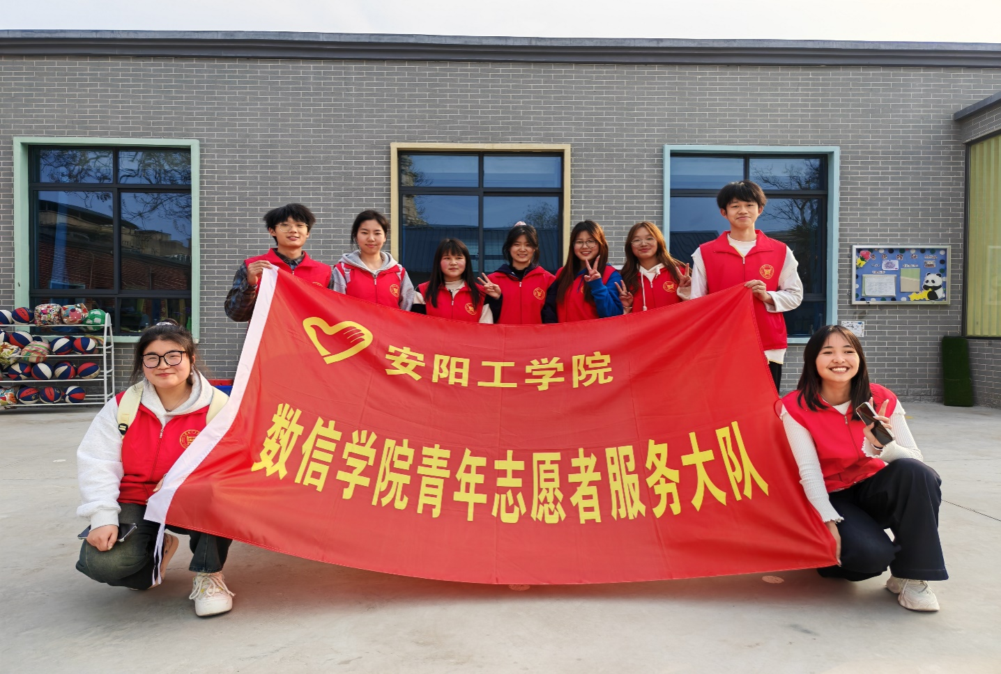 伟德国际“学习雷锋好榜样，童心筑梦共成长”志愿活动